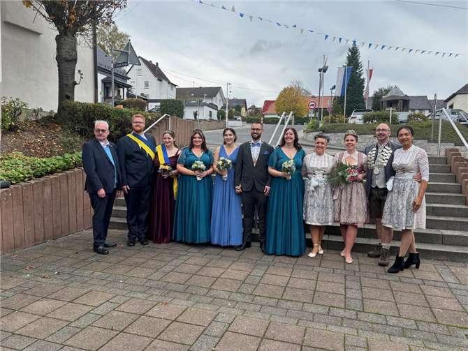 Ankunft am Bürgerhaus nach dem Festumzug.Fotos: Dorfgemeinschaft St. Katharinen