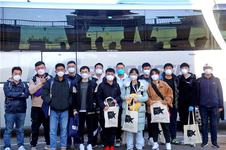 Ankunft am Flughafen Frankfurt am Main: Die zwölf chinesischen Austauschstudierenden und die betreuenden Studenten von RAC und RMC, Xiaochuan Ma und Xiaoyan Zhou. Foto: Hochschule Koblenz