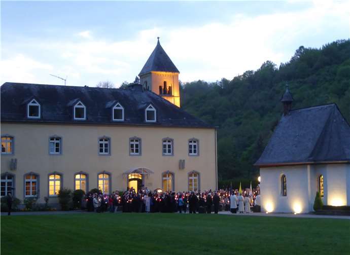 Ankunft der Lichterprozession am Urheiligtum.