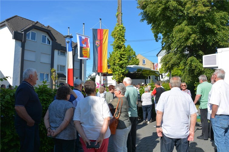 Ankunft der französischen Gäste am Ettringer Gemeindehaus.