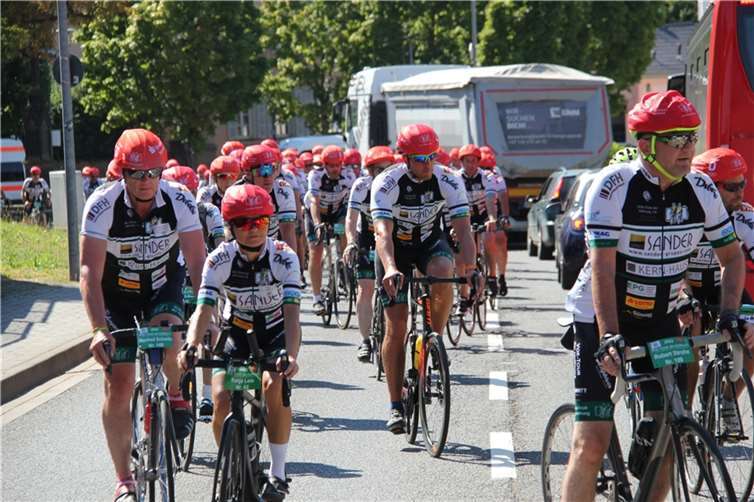 Ankunft der knapp 130 Teilnehmerzählenden Vor-Tour der Hoffnung in Sinzig. Fotos: GS
