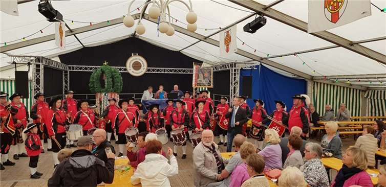 Ankunft des Festumzuges im Kirmeszelt 2019. Quelle: Gesellschaftliche Vereinigung 1924 Oberlahnstein e.V.