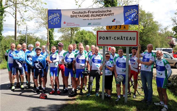 Ankunft für die deutsch-französische Equipe nach 8 (bzw. für die 4 „Muskeltiere“ nach 15) anstrengenden Etappen in der Partnerstadt Pontchateau.  Foto: privat