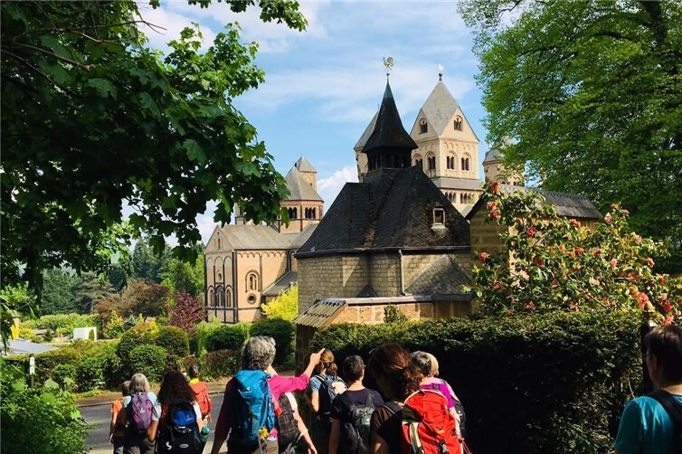 Ankunft in Maria Laach bei strahlendem Sonnenschein.
