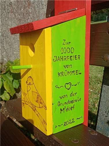 Anlässlich der 1000-Jahrfeier von Krümmel hat die Grundschule Marienrachdorf zwei Nistkästen gestaltet und gebaut.