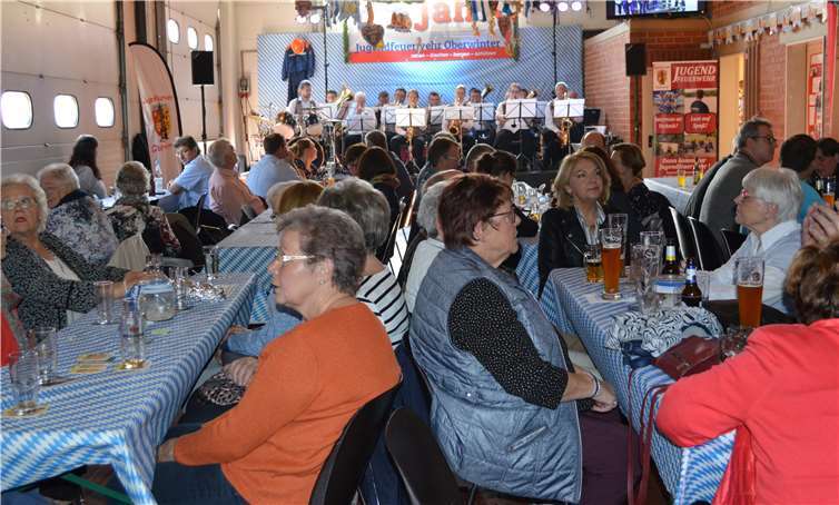 Anlässlich der Ehrungen war der Oktoberball gut besucht.