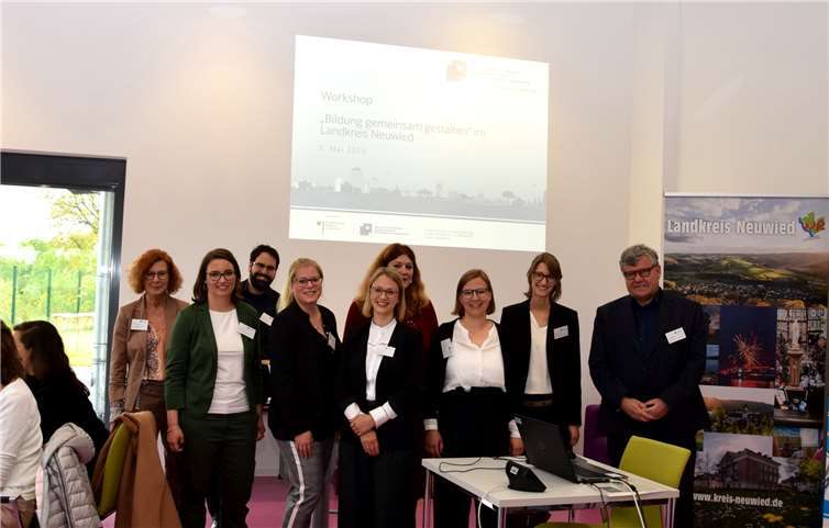 Anlässlich der Einrichtung des Bildungsbüros hatte Landrat Achim Hallerbach einen breiten Querschnitt aller Bildungsakteure des Landkreises zu einem Workshop „Bildung gemeinsam gestalten“ in den Außerschulischen Lernort nach Linkenbach eingeladen. Bildungsdezernent Michael Mahlert (1. v.r.), Andrea Oosterdyk (Bildungskoordinatorin für Neuzugewanderte) (4.v.r.), Laura Schaaf (Bildungsmanagerin/-monitorerin (6.v.r.), Mechtild Laupichler (1.v.l.), Transferagentur Rheinland-Pfalz-Saarland (v.r.): Sarah Schielinsky, Sabine Desoye, Greta Wieskotten, Sebastian Müller, Charlotte Winkler. Foto: privat