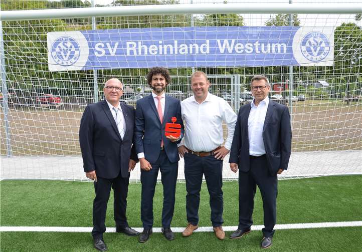 Spendendanksagung für Kunstrasenplatzerrichtung Anlässlich der Einweihung des neuen Kunstrasenplatzes in Westum überreichte der Vertreter der Kreissparkasse Ahrweiler Daniel Rüber den Vereinsvorstandsmitgliedern Karl-Heinz Küpper, Jörg Schneider und Helmut Speich eine großzügige Spende. privat