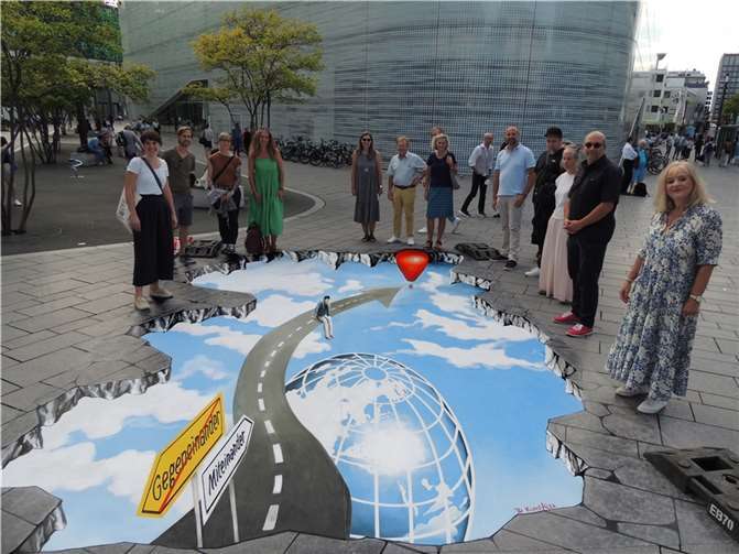 Anlässlich der Eröffnung der Koblenzer Wochen der Demokratie fertigte der Künstler Alexander Petscherskich ein 3D-Streetpainting auf dem Zentralplatz an, das durch die Akteure der Koblenzer Wochen der Demokratie gemeinsam für die Öffentlichkeit freigegeben wurde.  Foto: Alexander Petscherskich