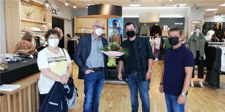 Anlässlich der Eröffnung des Modegeschäfts Chris (ehem. RANDA) am Einkaufszentrum Wachtberg kam ein Teil des Vorstandes des Gewerbevereins Wachtberg zusammen v.l.): Frau Eberwein (Patricia Eberwein Professional Service- Organisationsleiterin des Gewerbevereins), Kai Birkner (enewa GmbH - Vorsitzender des Gewerbevereins), Chris Nettekoven (Mode Chris - neues Mitglied ) und Mario Briem (Wein Cabinet Briem, 2. Vorsitzender des Gewerbevereins).Foto: privat