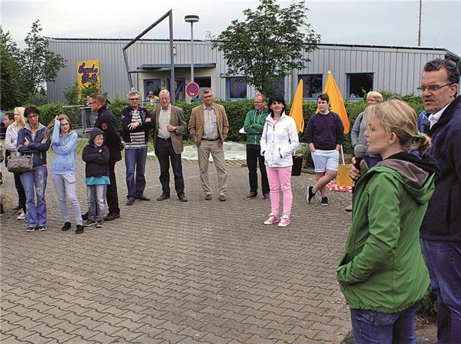 Anlässlich der Eröffnung des neuen Skate-Parks konnte Stadtbeigeordneter Gerd Harner gemeinsam mit Kathrin Mach (pädagogische Mitarbeiterin des Jugendhauses) neben den Jugendlichen auch Vertreter des Stadtrats begrüßen. GH