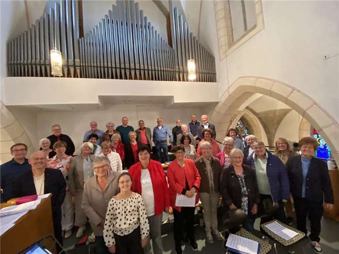 Anlässlich der Ettringer Kirmes hat der Ettringer Kirchen- und Projektchor „Cäcilia – Musica Communa“ das von Pater Mathew Kureekattil zelebrierte Festhochamt mit der „Missa Africana“ von Michael Schmoll gestaltet. Foto: privat