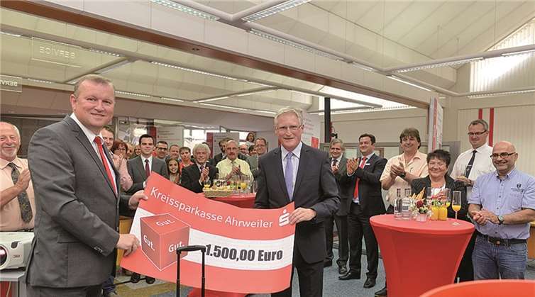 Anlässlich der Feier übergab Dieter Zimmermann, KSK-Vorstandsvorsitzender, einen Scheck in Höhe von 1.500 Euro an Achim Juchem, Bürgermeister der Gemeinde Grafschaft. KSK