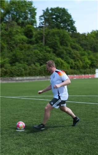 Anlässlich der Fußball-Europameisterschaft ruft der heimische Bundestagsabgeordnete Martin Diedenhofen (SPD) zur Teilnahme an seinem EM-Gewinnspiel auf.  Foto: Martin Schmitz