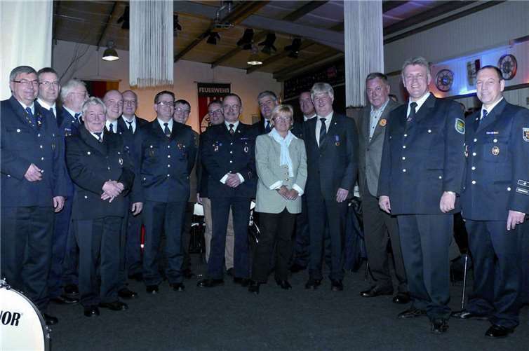 Anlässlich der Jahreshauptversammlung der Freiwilligen Feuerwehr Mayen wurden zahlreiche Feuerwehrkameraden für eine langjährige Mitgliedschaft in der Wehr geehrt.-JO-