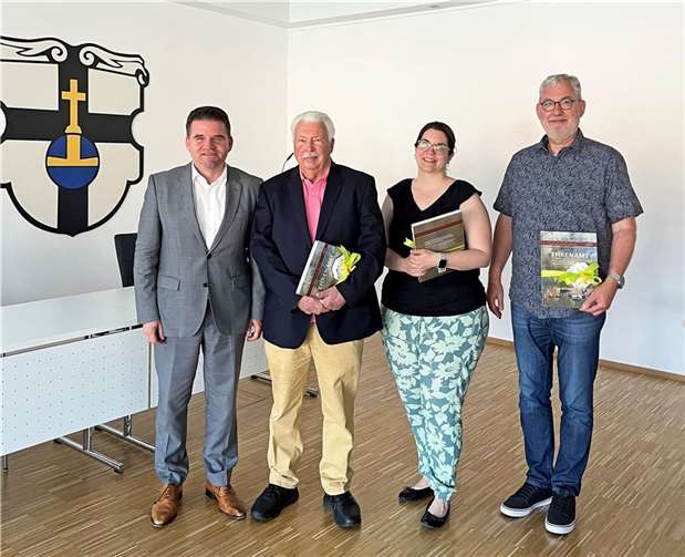 Anlässlich der Ratssitzung verabschiedet Bürgermeister Holger Jung (links) die Ratsmitglieder Siegfried Schwaner (2.v.l.) und Rebecca Stümper (3.v.l.) und gratulierte Merls Ortsvorsteher Michael Sell (rechts) zum Jubiläum. Foto: Stadt Meckenheim
