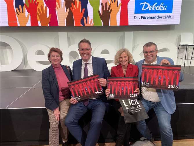 Anlässlich der Veranstaltung „Demokratie jetzt“ im Koblenzer Debeka-Haus überreichte den neuen Kalender im Namen des Vereins seine 2. Vorsitzende Antonie Heider (1.v.l.) zusammen mit dem Beiratsmitglied Toni Bündgen (1.v.r.). Foto: privat