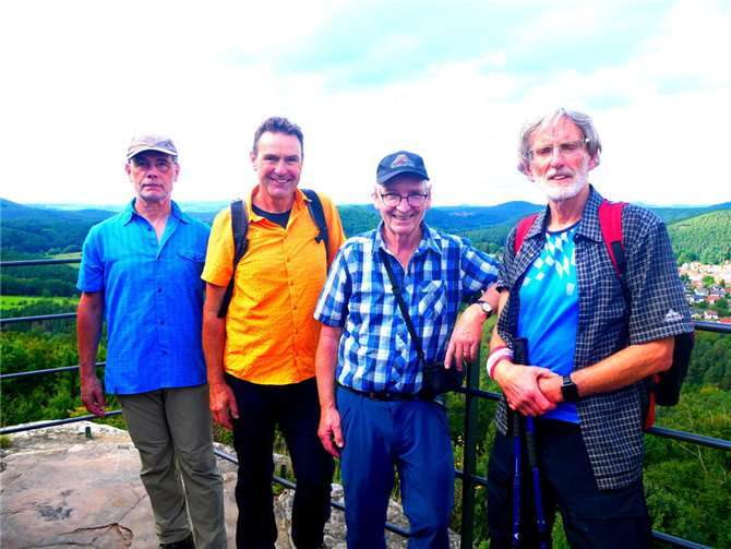 Anlässlich der Weitwanderung des Wanderjahres 2025 erwanderten die Wehrer Watzmänner unter der Führung des Greffelcheswatzmannes Konrad Friedgen jeweils drei Etappen der beiden Premiumrouten im äußersten Süden von Rheinland-Pfalz. Foto: privat