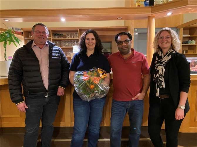 Anlässlich der Wiedereröffnung der Gaststätte gratulierte Ortsbürgermeister Dirk Rohm - auch im Namen des Rates und der Verwaltung der Ortsgemeinde Saffig - dem Team der Dorfschänke und wünschte zudem viel Erfolg. Foto: privat