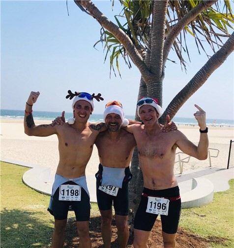 Anlässlich des 1. Advents finishten die Drei das Triathlon an der Gold Coast als Nikoläuse.