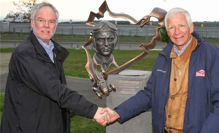 Anlässlich des 100. Geburtstags von Bernd Rosemeyer vor zehn Jahren enthüllten Walter Kafitz (l.) und Bernd Rosemeyer junior am Nürburgring ein Denkmal an den legendären Rennfahrer. Quelle: AW-Wiki