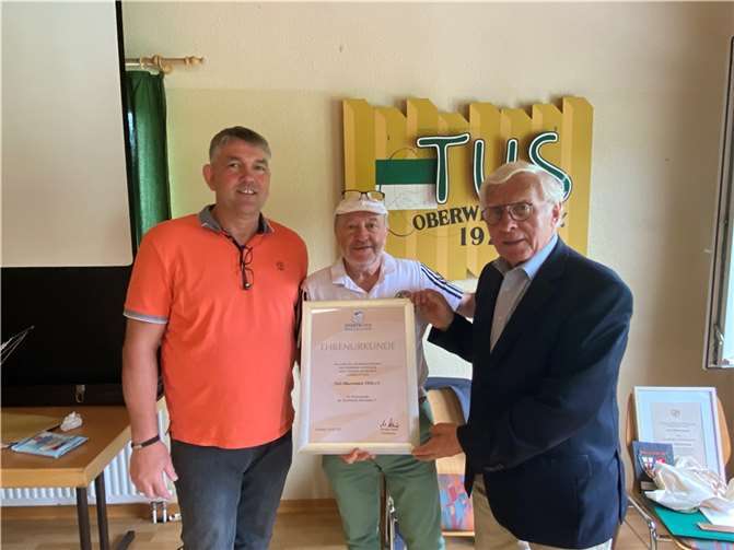 Anlässlich des 100-jährigen Vereinsbestehens überreichte (v.r.n.l) Fritz Langenhorst vom Sportbund Rheinland dem ersten Vorsitzenden des TuS Oberwinter, Antonio Lopez, und dem zweiten Vorsitzenden, Claus Wiest, eine Ehrenurkunde.  Fotos: SN