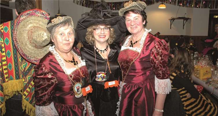 Anlässlich des 50. Jubiläums der Möhnen zeichnete Gaby Gasper (Mitte) mit Edith Rauch (l.) und Maria Weidenbach zwei jecke Weiber der ersten Stunde aus.