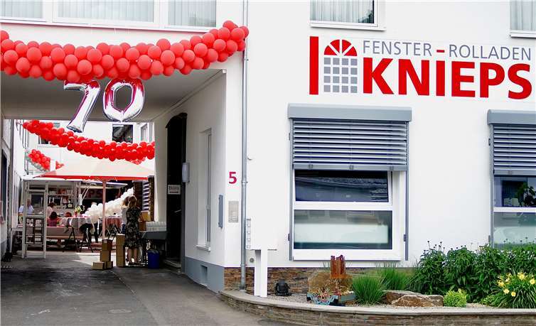 Anlässlich des 70. Jubiläums lud die „Fenster-Rollladen Knieps GmbH“ zu einer kleinen Feierstunde ein, bei der auch die angebotenen Leistungen demonstriert wurden. KG