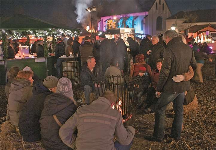 Romantische Stimmung beim 6. Adendorfer Martinsmarkt Anlässlich des Adendorfer Martinsmarktes hatten die Töpfer auch den Kasseler Langofen auf dem Dorfplatz wieder angefeuert.