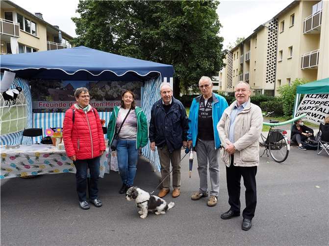 Anlässlich des Aktionstages „Verkehrswende/Verkehrsberuhigung im Kastorviertel trafen sich Mitglieder des Vereins „Freunde des Garten Herlet“ und die Bürgerinitiative „Unsere Altstadt“ zum Gedankenaustausch und gegenseitiger Unterstützung im Anliegen das historische und ökologische Kleinod „Garten Herlet“ im bisherigen Zustand und einer öffentlichen Nutzung zu erhalten.Foto: privat