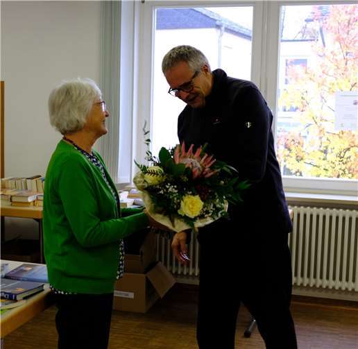 Anlässlich des Bücherflohmarktes ehrte Pfarrverwalter Wolfgang Rösch die Mitarbeiterin Inge Luy für ihre 20-jährige ehrenamtliche Tätigkeit.  Foto: privat