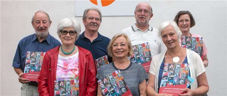 Anlässlich des Doppeljubiläums von Kreativitätsschule Morenhoven und Morenhovener Kultur-Tage stellten die Autoren jetzt die Festschrift vor: „… Und das in unserem Dorf!?“ JOST