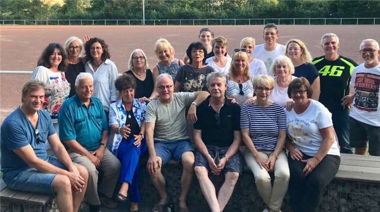 Anlässlich des Familien-Grilltags hatten sich viele Möhnen mit ihren Angehörigen auf dem Sportplatz eingefunden. privat