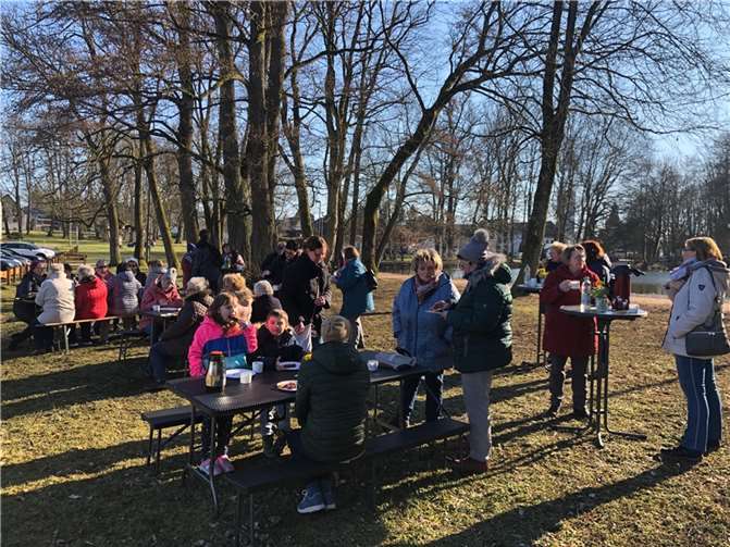 Anlässlich des Internationalen Frauentages luden die Dierdorfer Landfrauen und die Gleichstellungsbeauftragte der Verbandsgemeinde, Andrea Frorath, gemeinsam zu einem frauenpolitischen Spaziergang rund um den Schlossweiher ein. Foto: privat