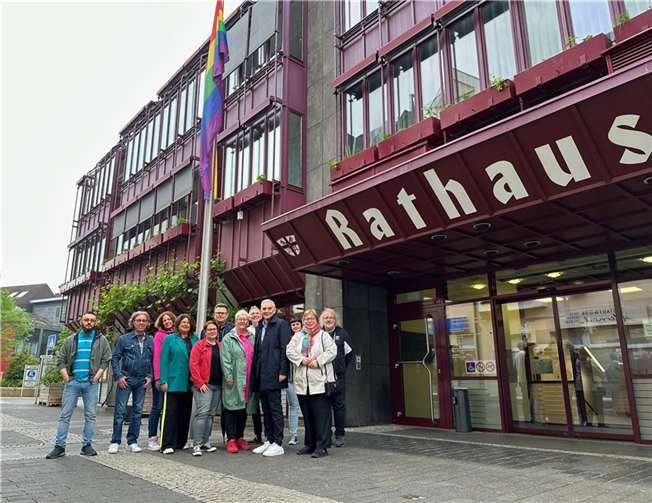 Anlässlich des Internationalen Tages gegen Homo-, Bi-, Inter- und Transfeindlichkeit (IDAHOBIT) am 17. Mai hat die Stadt Andernach ein klares Zeichen gegen Diskriminierung und Ausgrenzung aufgrund sexueller oder geschlechtlicher Identität gesetzt. Foto: Stadt Andernach/ Regina Unruh