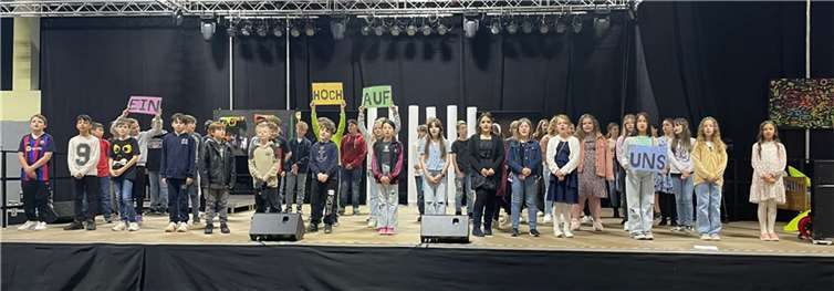 Anlässlich des Jubiläums eröffnete der Chor der 5. Klassen die Feierstunde in der Sporthalle mit dem Lied „Ein hoch auf uns“. Foto: Kurfürst-Balduin-Realschule plus Fachoberschule Kaisersesch