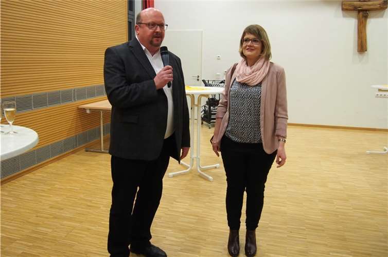 Anlässlich des Neujahrsempfangs stellte Dechant Michael Rams die neue Pastoralassistentin Melanie Kammerer offiziell vor. UBU