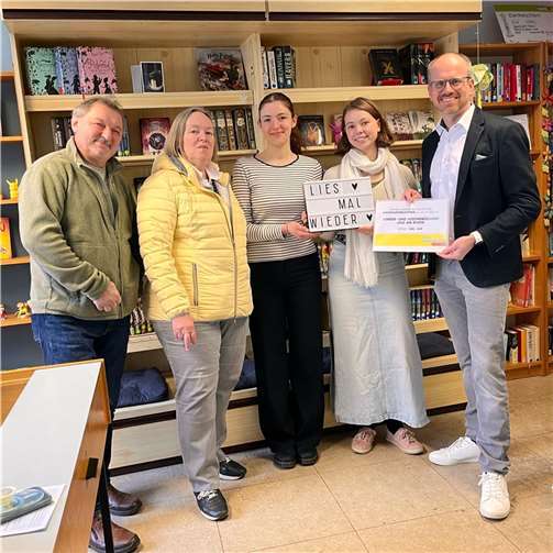 Anlässlich des Weltkinderbuchtags übergaben Mitglieder des FDP Amtsverbands Linz-Unkel-Bad Hönningen eine Spende an die Kinder- und Jugendbücherei Linz am Rhein.  Foto: FDP Linz-Unkel-Bad Hönningen