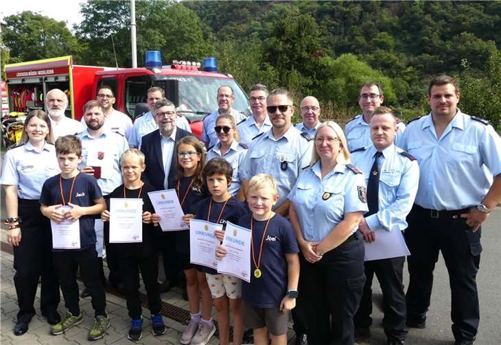 Anlässlich des diesjährigen Feuerwehrfestes konnten sich einige aktive Wehrleute über Auszeichnungen, Beförderungen und Ehrungen freuen. Foto: TE