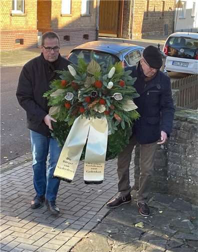 Anlässlich des diesjährigen Volkstrauertages wurde am Niederdreeser Ehrenmal ein Trauerkranz niedergelegt.  Foto: privat