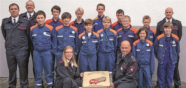 Anlässlich des ersten Mitmachtages freute sich die Jugendfeuerwehr der Löschgruppe Villip über eine Torte, die der örtliche Bäcker gestiftet hatte. VJ