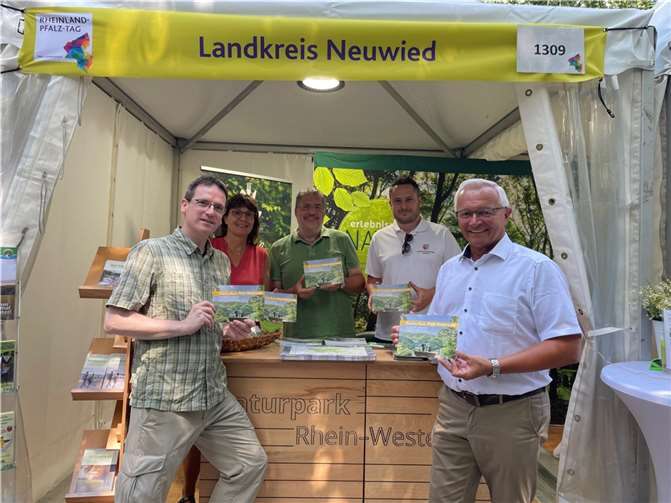 Anlässlich des im Juni stattgefundenen Rheinland-Pfalz-Tags in Bad Ems wurde die neue Tourismus-Broschüre erstmalig vorgestellt (v.l.n.r.): Harald Schmillen, Geschäftsführer WFG Landkreis Neuwied, Irmgard Schröer, Geschäftsführerin Naturpark Rhein-Westerwald e.V., Jörg Hohenadl, WFG Landkreis Neuwied, Peter Fischer, Wirtschaftsförderung VG Asbach, und Landrat Achim Hallerbach.  Foto: KV Neuwied