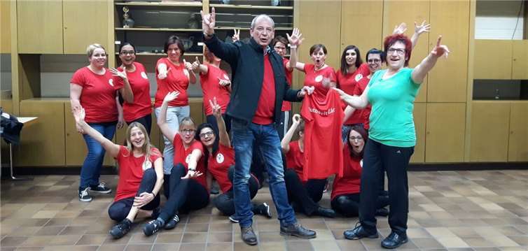 Anlässlich des zweijährigen Firmenjubiläums übergab Inhaber Günter Zäck dem Damenballett der KG Wohlgemut einen neuen Satz Trainingsshirts. Trainerin Marita Krämer und ihre Mädels freuten sich über diese Spende.