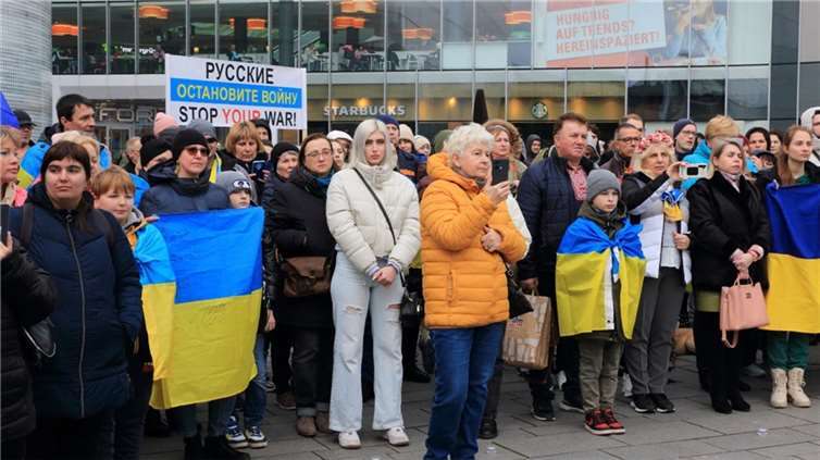 Anlässlich des zweiten Jahrestags der russischen Invasion in die Ukraine haben sich 300 bis 400 Menschen zusammengefunden, um ihre Solidarität mit dem ukrainischen Volk zu bekunden und ein Ende des Krieges zu fordern. Quelle: Soziales Netzwerk Koblenz e.V.