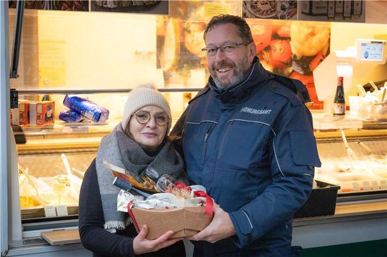 Anlässlich dieses besonderen Moments besuchte Marktmeister Michael Freund vom städtischen Ordnungsamt den Stand von Fard Shams kurz vor Weihnachten.  Foto: Stadtverwaltung / C. Steinborn