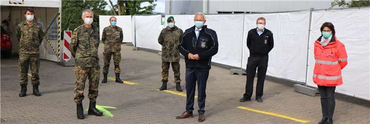 Anlässlich eines Besuches der vom Kreis Neuwied im Gewerbegebiet aufgebauten Fieberambulanz konnte sichGeneralstabsarzt Dr. Stephan Schmidt, Kommandeur Kommando Sanitätsdienstliche Einsatzunterstützung (vorne links), kürzlich von den Betriebsabläufen und der gelungenen Zusammenarbeit der Organisationen im Kreis mit der Bundeswehr überzeugen. Begleitet wurde Dr. Schmidt u.a. von der stellvertretenden Leiterin des Neuwieder Gesundheitsamtes,Dr. Corinna Trapp (rechts) und Landrat Achim Hallerbach (Mitte).