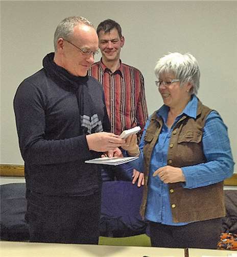 Anlässlich seiner Verabschiedung und in Würdigung seiner Verdienste wird Pfarrer Schuhmacher der Cäcilientaler verliehen.privat