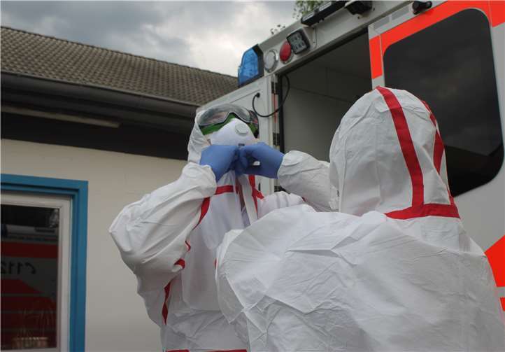 Anlage der Schutzausrüstung. Foto: Justin Weisang/Malteser.