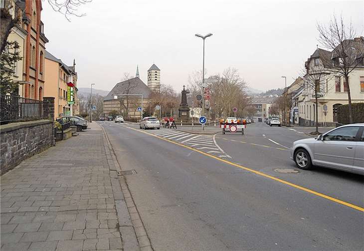 Anlieger und Kunden können auch hier noch rechts in die Koblenzer Straße hinein fahren. Stadt Mayen