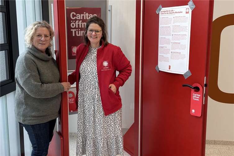 Ann-Cathrin Zinken, Fachdienstleitung Sozialraum und Ehrenamt im Caritasverband Rhein-Mosel-Ahr e. V. und Gaby Guckenbiehl, Tafelkoordinatorin der Tafel Mayen, freuen sich, die Arbeit im @Viedel aufzunehmen.  Foto: Lisa-Marie Weber